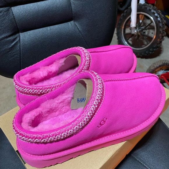NIB , UGG slip ons - Picture 3 of 5